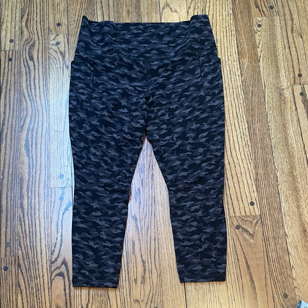 Athleta sz XL Salutation Stash Pocket II Printed 7/8 Tights - gray black camo